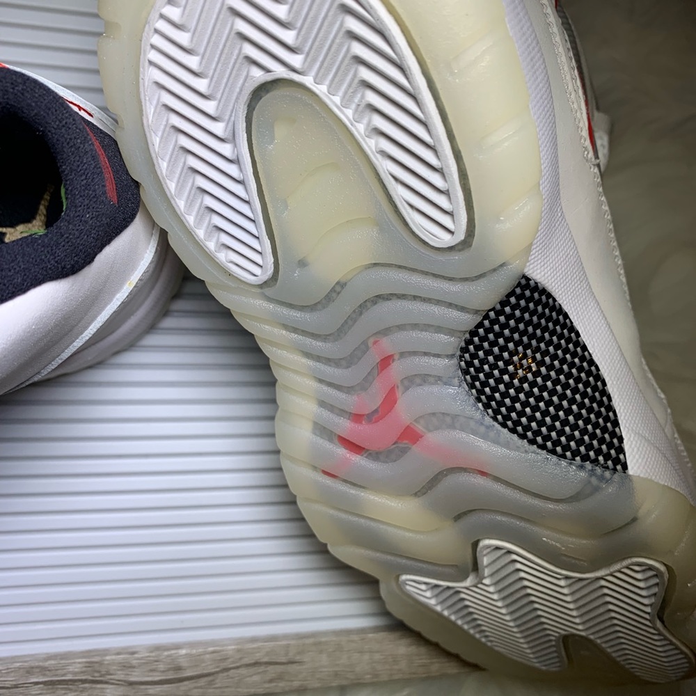 Jordan 11 Retro 'Platinum Tint’ Sneakers - Picture 6 of 7